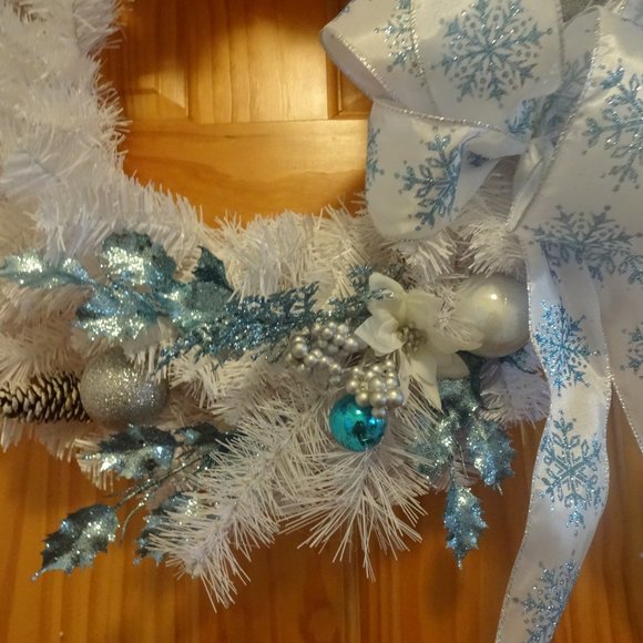 Gorgeous "SNOW WHITE WREATH with DEER & BLUE ACCENTS" Handmade Wreath 22" - Picture 3 of 4